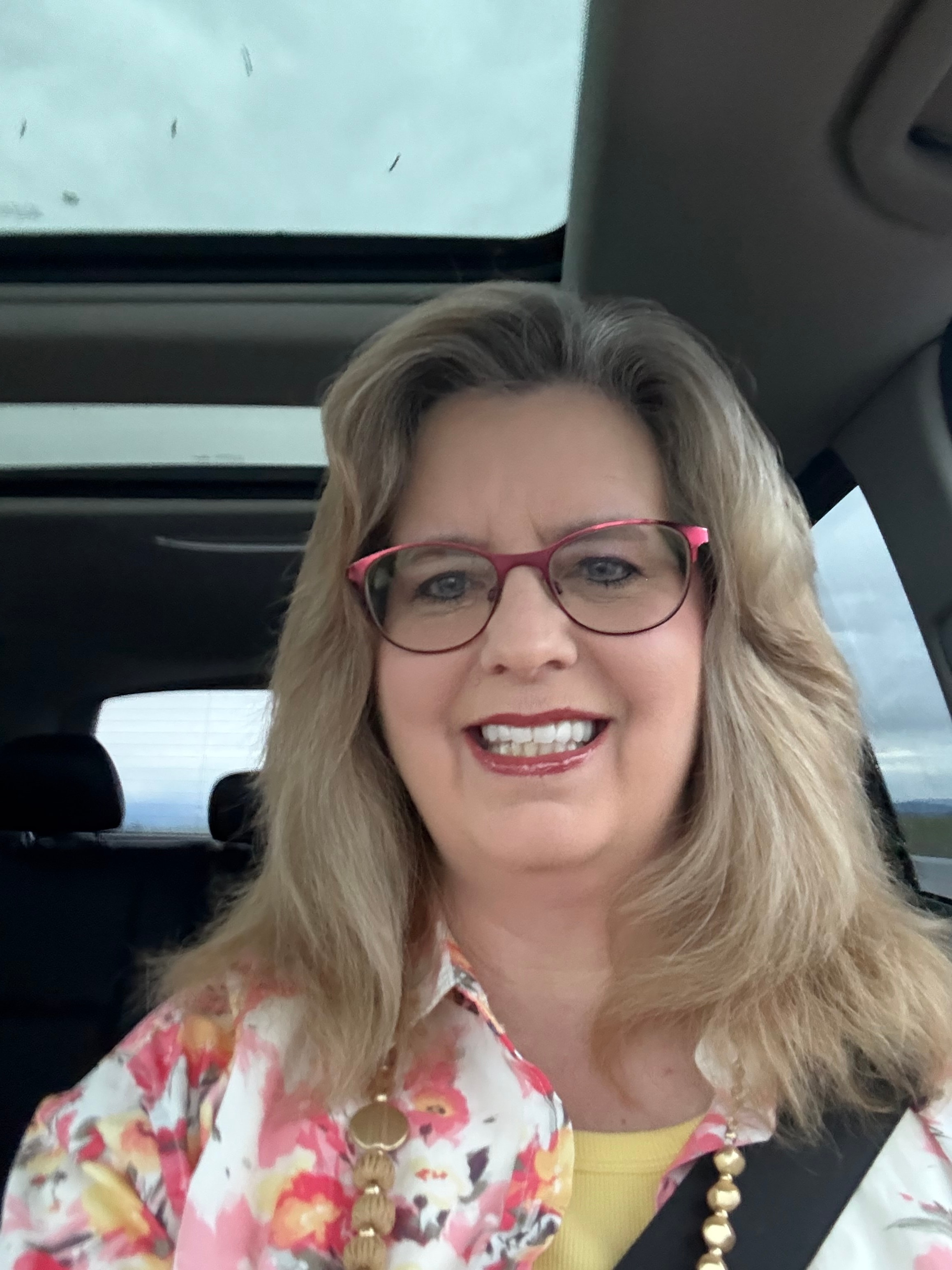 Julia, founder of Assistant To You
